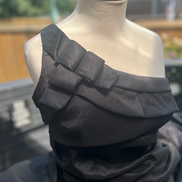 Gorgeous dress. Middle ruches up. Slight mermaid fit, one shoulder - Picture 1 of 8